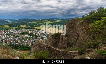 Bei Bad Münster am Stein, Rheinland-Pfalz, Deutschland - 29. August 2021: Blick vom Rotenfels Richtung Ebernburg Stockfoto