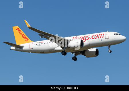 Pegasus Airlines Airbus A320-251N (TC-NBS, 8198) nähert sich Hamburg Airport, HAM, EDDH Stockfoto