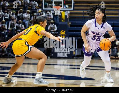 Berkeley, USA. 24.. Februar 2022. A. die Wache von Washington Trinity Oliver (33) bringt den Ball während des NCAA Women's Basketball-Spiels zwischen Washington Huskies und den California Golden Bears auf den Platz. Washington besiegte Kalifornien 61-60 im Hass Pavilion Berkeley Calif. Thurman James/CSM/Alamy Live News Stockfoto