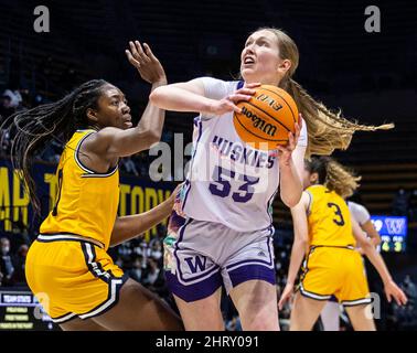 Berkeley, USA. 24.. Februar 2022. A. Darcy Rees (53), das Zentrum von Washington, geht während des NCAA Women's Basketball-Spiels zwischen Washington Huskies und den California Golden Bears in den Korb. Washington besiegte Kalifornien 61-60 im Hass Pavilion Berkeley Calif. Thurman James/CSM/Alamy Live News Stockfoto