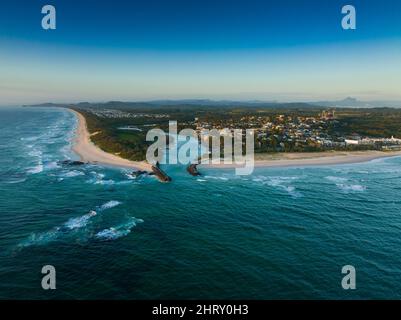 Cudgen Creek bei Kingscliff zeigt das neue Tweed Valley Hospital, das aus dem Hang auftaucht Stockfoto