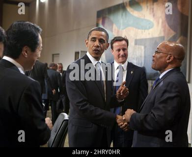 US-Präsident Barack Obama spricht mit dem japanischen Premierminister Naoto Kan, links, während er sich mit dem südafrikanischen Präsidenten Jacob Gedleyihlekisa Zuma die Hände schüttelt und im Zentrum steht der britische Premierminister David Cameron bei der Arbeitssitzung des Vorsitzenden des Outreach-Landes auf dem G-8-Gipfel in Huntsville, Ontario. le vendredi 25 juin 2010. HÃ´tes Photo G-8 G-20/Peter Bregg     Le prÃ©sident des Ã‰tats-Unis d'AmÃ©rique Barack Obama accueille le prÃ©sident de l'Afrique du Sud Jacob Gedleyihlekisa Zuma en parlant Ã le Premier ministre du Japon Naoto Kan alors que le Premier ministre du Royaume-Uni David Camer