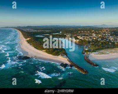 Cudgen Creek bei Kingscliff zeigt das neue Tweed Valley Hospital, das aus dem Hang auftaucht Stockfoto