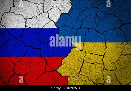 Flaggen von Russland und der Ukraine auf einer Betonwand gemalt. Konzept von Krise, zerbrochenen Beziehungen, Diplomatie, Krieg. Stockfoto