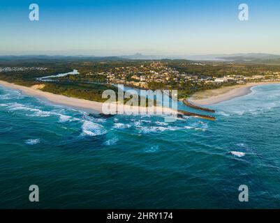 Cudgen Creek bei Kingscliff zeigt das neue Tweed Valley Hospital, das aus dem Hang auftaucht Stockfoto