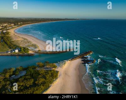 Cudgen Creek bei Kingscliff zeigt das neue Tweed Valley Hospital, das aus dem Hang auftaucht Stockfoto