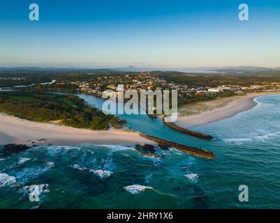 Cudgen Creek bei Kingscliff zeigt das neue Tweed Valley Hospital, das aus dem Hang auftaucht Stockfoto