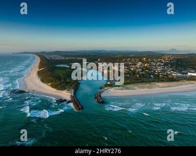 Cudgen Creek bei Kingscliff zeigt das neue Tweed Valley Hospital, das aus dem Hang auftaucht Stockfoto