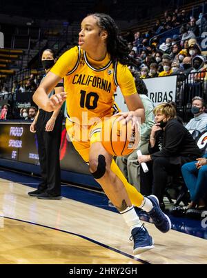 Berkeley, USA. 24.. Februar 2022. A. die kalifornische Wache Jazlen Green (10) geht während des NCAA Women's Basketball Spiels zwischen Washington Huskies und den California Golden Bears in den Korb. Washington besiegte Kalifornien 61-60 im Hass Pavilion Berkeley Calif. Thurman James/CSM/Alamy Live News Stockfoto