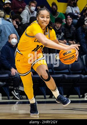 Berkeley, USA. 24.. Februar 2022. A. die kalifornische Wache Jazlen Green (10) fährt während des NCAA Women's Basketball-Spiels zwischen Washington Huskies und den California Golden Bears zum Korb. Washington besiegte Kalifornien 61-60 im Hass Pavilion Berkeley Calif. Thurman James/CSM/Alamy Live News Stockfoto