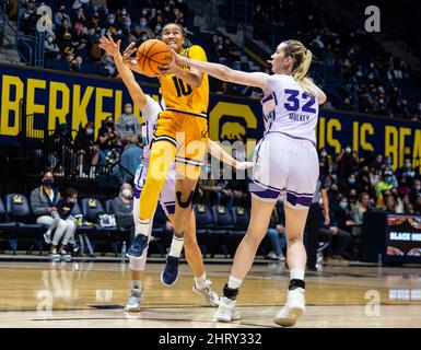 Berkeley, USA. 24.. Februar 2022. A. die kalifornische Wache Jazlen Green (10) fährt während des NCAA Women's Basketball-Spiels zwischen Washington Huskies und den California Golden Bears zum Korb. Washington besiegte Kalifornien 61-60 im Hass Pavilion Berkeley Calif. Thurman James/CSM/Alamy Live News Stockfoto