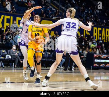 Berkeley, USA. 24.. Februar 2022. A. die kalifornische Wache Jazlen Green (10) fährt während des NCAA Women's Basketball-Spiels zwischen Washington Huskies und den California Golden Bears zum Korb. Washington besiegte Kalifornien 61-60 im Hass Pavilion Berkeley Calif. Thurman James/CSM/Alamy Live News Stockfoto