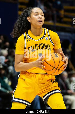 Berkeley, USA. 24.. Februar 2022. A. die kalifornische Wache Leilani McIntosh (1) scheint während des NCAA Women's Basketball-Spiels zwischen Washington Huskies und den California Golden Bears den Ball zu überholen. Washington besiegte Kalifornien 61-60 im Hass Pavilion Berkeley Calif. Thurman James/CSM/Alamy Live News Stockfoto