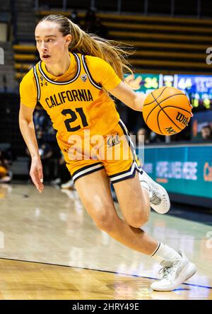 Berkeley, USA. 24.. Februar 2022. A. die kalifornische Wache Mia Mastrov (21) fährt während des NCAA Women's Basketball-Spiels zwischen Washington Huskies und den California Golden Bears zum Reifen. Washington besiegte Kalifornien 61-60 im Hass Pavilion Berkeley Calif. Thurman James/CSM/Alamy Live News Stockfoto