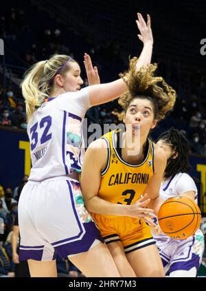 Berkeley, USA. 24.. Februar 2022. A. die kalifornische Wache Dalayah Daniels (3) geht während des NCAA Women's Basketball-Spiels zwischen Washington Huskies und den California Golden Bears in den Korb. Washington besiegte Kalifornien 61-60 im Hass Pavilion Berkeley Calif. Thurman James/CSM/Alamy Live News Stockfoto