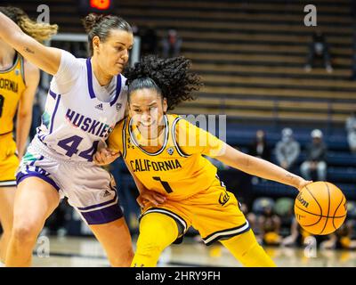 Berkeley, USA. 24.. Februar 2022. A. die kalifornische Wache Leilani McIntosh (1) fährt während des NCAA Women's Basketball-Spiels zwischen Washington Huskies und den California Golden Bears zum Reifen. Washington besiegte Kalifornien 61-60 im Hass Pavilion Berkeley Calif. Thurman James/CSM/Alamy Live News Stockfoto