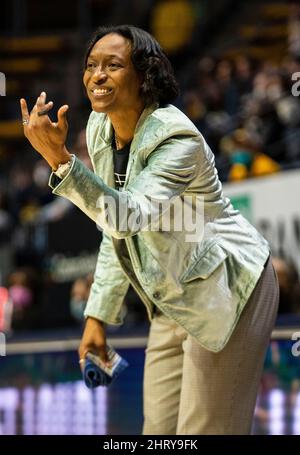 Berkeley, USA. 24.. Februar 2022. A. Kalifornien-Cheftrainer Charmin Smith auf dem Platz während des NCAA Women's Basketball-Spiels zwischen Washington Huskies und den California Golden Bears. Washington besiegte Kalifornien 61-60 im Hass Pavilion Berkeley Calif. Thurman James/CSM/Alamy Live News Stockfoto