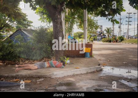 Bei dem heißen Wetter in Bangkok, Thailand, schlafen Männer ohne Obdachlose auf der Straße Stockfoto