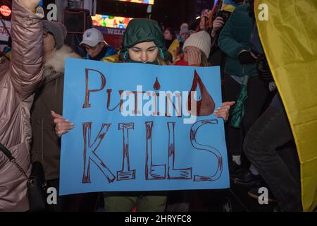 NEW YORK, New York – 25. Februar 2022: Demonstranten demonstrieren auf dem Times Square, um gegen die russische Invasion in der Ukraine zu protestieren. Stockfoto