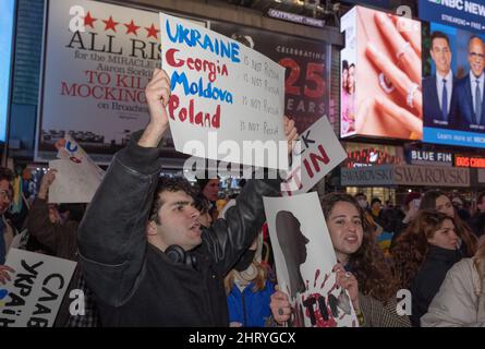 NEW YORK, New York – 25. Februar 2022: Demonstranten demonstrieren auf dem Times Square, um gegen die russische Invasion in der Ukraine zu protestieren. Stockfoto