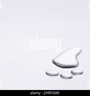 Wasserweises Bild eines Fußabdrucks. Blick auf Wassertropfen, die der Form eines Fußes ähneln. Stockfoto