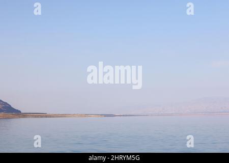 Wunderschöner violetter Sonnenaufgang über der Region des Toten Meeres von der Masada Festung in der Wüste Judaas. Stockfoto