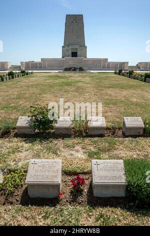 Grabsteine gefallener australischer Soldaten auf dem Friedhof Lone Pine auf der Halbinsel Gallipoli in der Türkei. Im Hintergrund befindet sich das Lone Pine Memorial. Stockfoto