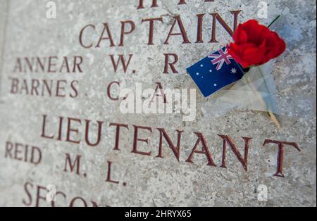 Auf dem Lone Pine Memorial auf dem Lone Pine Cemetery in der Türkei befindet sich neben den Namen vermisster Soldaten eine kleine australische Flagge. Stockfoto