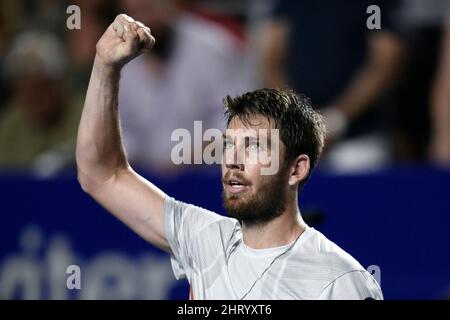 Acapulco, Mexiko. 25.. Februar 2022. Cameron Norrie aus Großbritannien feiert das Halbfinale der Männer gegen Stefanos Tsitsipas aus Griechenland beim ATP Mexican Open Tennis Turnier 2022 in Acapulco, Mexiko, am 25. Februar 2022. Kredit: Xin Yuewei/Xinhua/Alamy Live Nachrichten Stockfoto