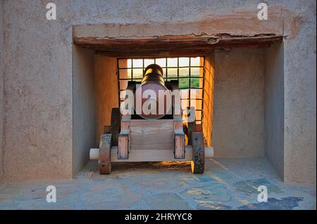 Alte Kanone an der Mauer des Fort Nizwa, Oman Stockfoto