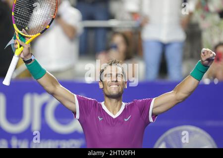 Acapulco, Mexiko. 25.. Februar 2022. Rafael Nadal aus Spanien feiert, nachdem er das Halbfinalspiel der Männer gegen Daniil Medvedev aus Russland beim ATP Mexican Open 2022 Tennisturnier in Acapulco, Mexiko, am 25. Februar 2022 gewonnen hat. Quelle: Francisco Canedo/Xinhua/Alamy Live News Stockfoto