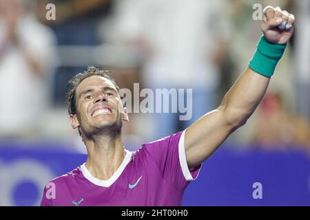 Acapulco, Mexiko. 25.. Februar 2022. Rafael Nadal aus Spanien feiert, nachdem er das Halbfinalspiel der Männer gegen Daniil Medvedev aus Russland beim ATP Mexican Open 2022 Tennisturnier in Acapulco, Mexiko, am 25. Februar 2022 gewonnen hat. Quelle: Francisco Canedo/Xinhua/Alamy Live News Stockfoto