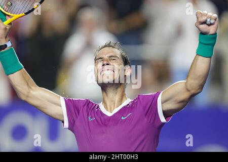 Acapulco, Mexiko. 25.. Februar 2022. Rafael Nadal aus Spanien feiert, nachdem er das Halbfinalspiel der Männer gegen Daniil Medvedev aus Russland beim ATP Mexican Open 2022 Tennisturnier in Acapulco, Mexiko, am 25. Februar 2022 gewonnen hat. Quelle: Francisco Canedo/Xinhua/Alamy Live News Stockfoto