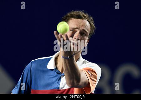 Acapulco, Mexiko. 25.. Februar 2022. Daniil Medvedev aus Russland ist beim Halbfinalspiel der Männer gegen Rafael Nadal aus Spanien beim ATP Mexican Open Tennis Turnier 2022 in Acapulco, Mexiko, am 25. Februar 2022 im Dienst. Kredit: Xin Yuewei/Xinhua/Alamy Live Nachrichten Stockfoto