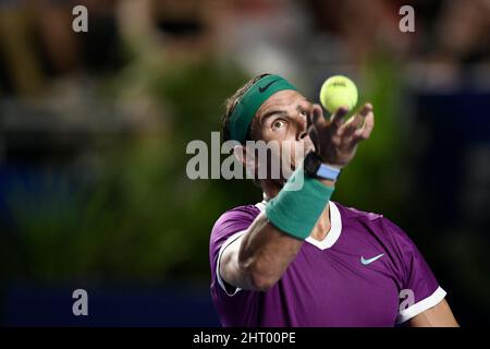 Acapulco, Mexiko. 25.. Februar 2022. Rafael Nadal aus Spanien ist beim Halbfinalspiel der Männer gegen Daniil Medvedev aus Russland beim ATP Mexican Open Tennis Turnier 2022 in Acapulco, Mexiko, am 25. Februar 2022 im Dienst. Kredit: Xin Yuewei/Xinhua/Alamy Live Nachrichten Stockfoto