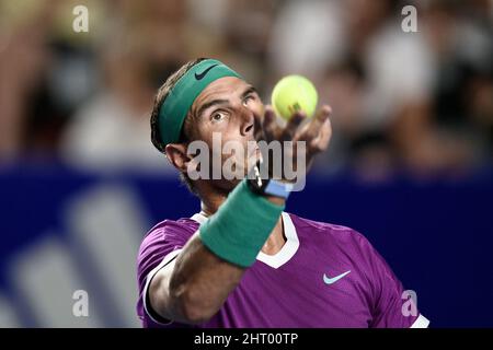 Acapulco, Mexiko. 25.. Februar 2022. Rafael Nadal aus Spanien ist beim Halbfinalspiel der Männer gegen Daniil Medvedev aus Russland beim ATP Mexican Open Tennis Turnier 2022 in Acapulco, Mexiko, am 25. Februar 2022 im Dienst. Kredit: Xin Yuewei/Xinhua/Alamy Live Nachrichten Stockfoto