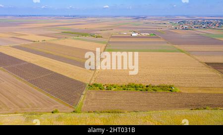 Oben Blick auf landwirtschaftliche Felder, nach der Ernte, leere Anbauflächen. Stockfoto