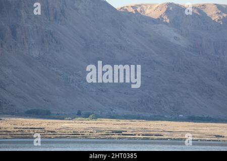 Wunderschöner violetter Sonnenaufgang über der Region des Toten Meeres von der Masada Festung in der Wüste Judaas. Stockfoto