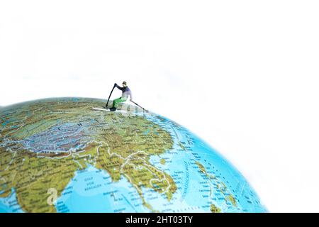 Miniaturskifahrer im asiatischen Raum Stockfoto