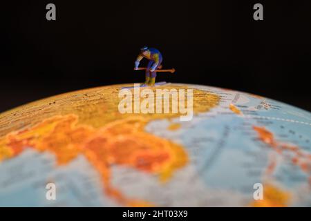 Miniaturskifahrer im asiatischen Raum Stockfoto