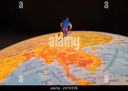 Miniaturskifahrer im asiatischen Raum Stockfoto