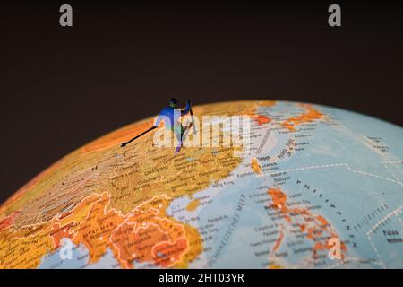 Miniaturskifahrer im asiatischen Raum Stockfoto