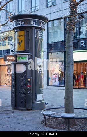 Stuttgart, 06. Januar 2022: Öffentliche Toilette in den Straßen der Stadt. Zylindrisches Gebäude, gebührenpflichtig. Stuttgart, Deutschland. Stockfoto