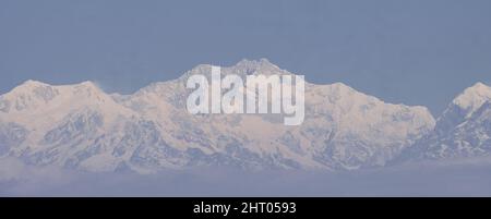 Der höchste Gipfel der Welt 3., der kangchendzönga oder kanchenzönga, und der schneebedeckte himalaya von lepcha jagat bei darjeeling, westbengalen, indien Stockfoto