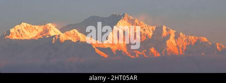 Majestätischer schneebedeckter himalaya und Mount kangchendzönga bei Sonnenaufgang von lepcha jagat in der Nähe von darjeeling im Westen von bengalen, indien Stockfoto