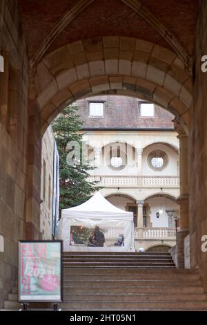 Stuttgart, 06. Januar 2022: Corona Testzelt in der Stadt. Mehr als 2G. Blick durch alte Architektur zur Weihnachtszeit. Stuttgart, Deutschland. Stockfoto