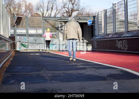 Stuttgart, Deutschland - 06. Januar 2022: Alter Mann auf Fußgängerweg. Männlicher Senior auf dem Umweg wegen Baustelle Stuttgart 21. Stockfoto