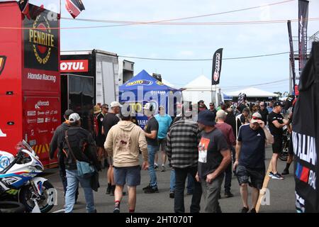 Phillip Island, Australien. 26.. Februar 2022. PHILLIP ISLAND, AUSTRALIEN - 26. FEBRUAR: Ein allgemeiner Blick auf die Massen in den Boxen während der australischen Superbikes im Rahmen der mi-bike Motorcycle Insurance Australian Superbike Championship am 26. FEBRUAR 2022 in Phillip Island, Australien. Bild-Kredit: brett keating/Alamy Live Nachrichten-Kredit: brett keating/Alamy Live Nachrichten Stockfoto