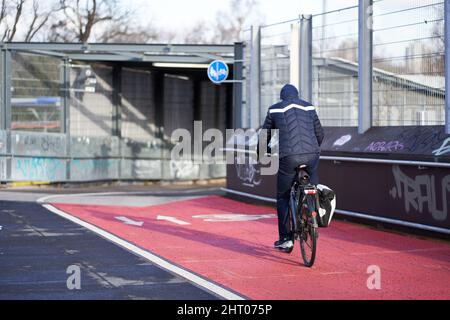 Stuttgart, Deutschland - 06. Januar 2022: Erwachsener Mann auf dem Radweg. Mann auf dem Umweg wegen Baustelle Stuttgart 21. Stockfoto