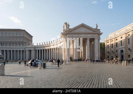 19. april 2018, St., peters Basilika, Säulen um den Platz der Vatikanstadt Stockfoto